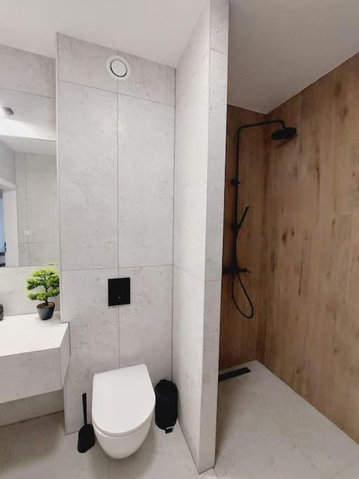 Apartament Przestronny Apartament, Ogrodek, Miejsca Postojowe W Garazu